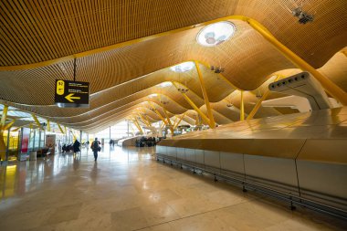MADRID, İspanya - CIRCA JANUARY, 2020: Madrid-Barajas Havaalanı 'nın iç çekimleri, Madrid' in ana havaalanı.