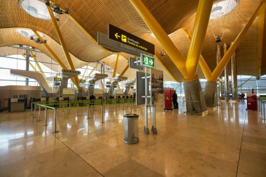 MADRID, İspanya - CIRCA JANUARY, 2020: Madrid-Barajas Havalimanı 'nın ana havalimanı.