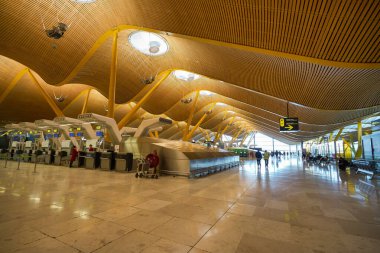 MADRID, İspanya - CIRCA JANUARY, 2020: Madrid-Barajas Havalimanı 'nın ana havalimanı.