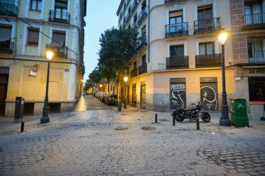 MADRID, İspanya - CIRCA HAZİRANESİ, 2020: Madrid sokak manzarası.