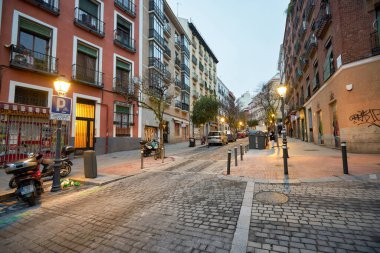 MADRID, İspanya - CIRCA HAZİRANESİ, 2020: Madrid sokak manzarası.