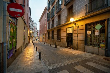 MADRID, İspanya - CIRCA HAZİRANESİ, 2020: Madrid sokak manzarası.