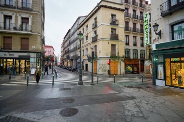 MADRID, İspanya - CIRCA HAZİRANESİ, 2020: Madrid sokak manzarası.