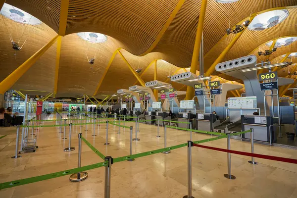 MADRID, İspanya - CIRCA JANUARY, 2020: Madrid-Barajas Havalimanı 'nın ana havalimanı.