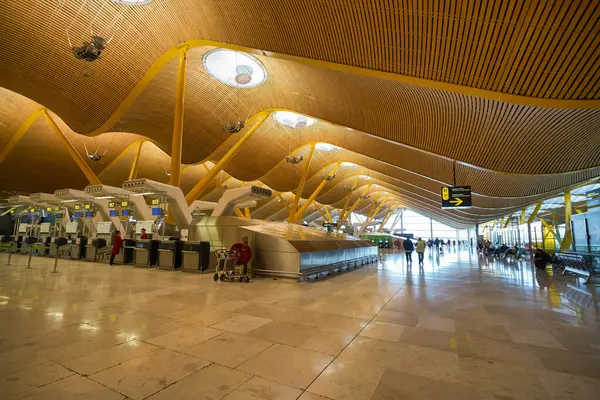 MADRID, İspanya - CIRCA JANUARY, 2020: Madrid-Barajas Havalimanı 'nın ana havalimanı.
