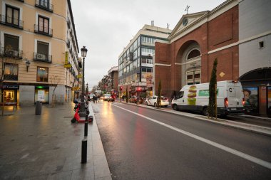 MADRID, İspanya - CIRCA HAZİRANESİ, 2020: Madrid sokak manzarası.