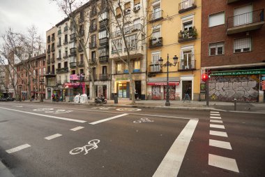 MADRID, İspanya - CIRCA HAZİRANESİ, 2020: Madrid sokak manzarası.