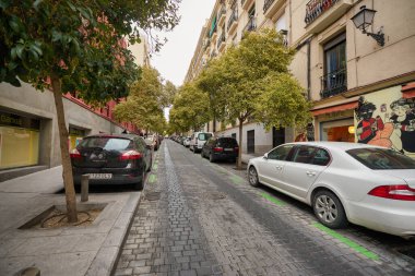MADRID, İspanya - CIRCA HAZİRANESİ, 2020: Madrid sokak manzarası.