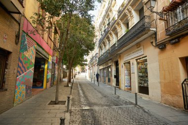 MADRID, İspanya - CIRCA HAZİRANESİ, 2020: Madrid sokak manzarası.