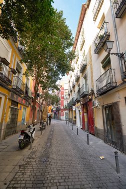 MADRID, İspanya - CIRCA HAZİRANESİ, 2020: Madrid sokak manzarası.