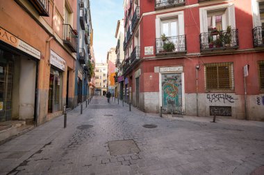 MADRID, İspanya - CIRCA HAZİRANESİ, 2020: Madrid sokak manzarası.