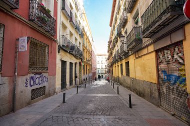 MADRID, İspanya - CIRCA HAZİRANESİ, 2020: Madrid sokak manzarası.