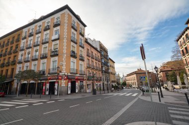 MADRID, İspanya - CIRCA HAZİRANESİ, 2020: Madrid sokak manzarası.