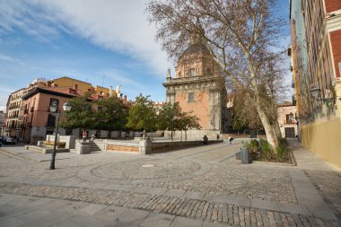 MADRID, İspanya - CIRCA HAZİRANESİ, 2020: Madrid sokak manzarası.