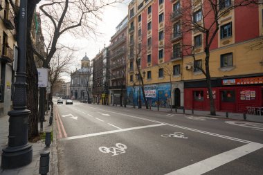MADRID, İspanya - CIRCA HAZİRANESİ, 2020: Madrid sokak manzarası.