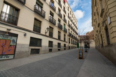 MADRID, İspanya - CIRCA HAZİRANESİ, 2020: Madrid sokak manzarası.