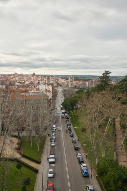 MADRİD, İSPAN - CRCA HAZİRANESİ, 2020: Gündüz Madrid şehir manzarası.