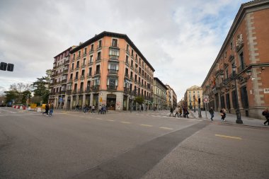 MADRID, İspanya - CIRCA HAZİRANESİ, 2020: Madrid sokak manzarası.