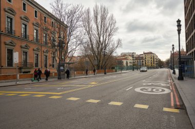 MADRID, İspanya - CIRCA HAZİRANESİ, 2020: Madrid sokak manzarası.