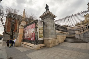 MADRID, İspanya - CIRCA HAZİRANESİ, 2020: Madrid sokak manzarası.