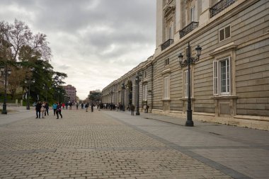 MADRID, İspanya - CIRCA HAZİRANESİ, 2020: Madrid sokak manzarası.