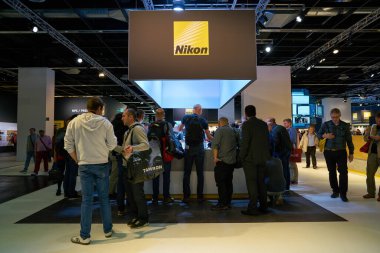 COLOGNE, ALMANY - CIRCA EPTEMBER, 2018: Photokina Sergisi 'nde Nikon uzayı. Photokina, Avrupa 'da fotoğraf ve görüntüleme endüstrisi için düzenlenen bir ticaret fuarıdır..