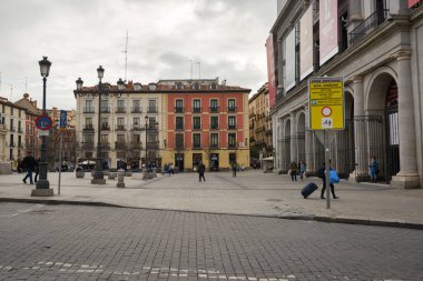 MADRID, İspanya - CIRCA HAZİRANESİ, 2020: Madrid sokak manzarası.