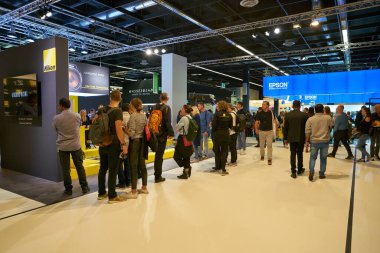 COLOGNE, ALMANY - CIRCA EPTEMBER, 2018: Photokina Sergisi 'nde Nikon uzayı. Photokina, Avrupa 'da fotoğraf ve görüntüleme endüstrisi için düzenlenen bir ticaret fuarıdır..