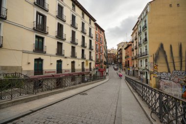 MADRID, İspanya - CIRCA HAZİRANESİ, 2020: Madrid sokak manzarası.