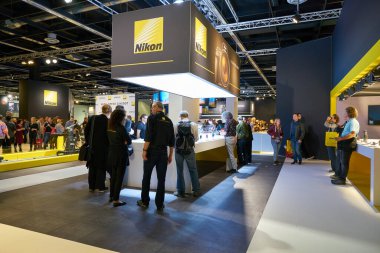 COLOGNE, ALMANY - CIRCA EPTEMBER, 2018: Photokina Sergisi 'nde Nikon uzayı. Photokina, Avrupa 'da fotoğraf ve görüntüleme endüstrisi için düzenlenen bir ticaret fuarıdır..