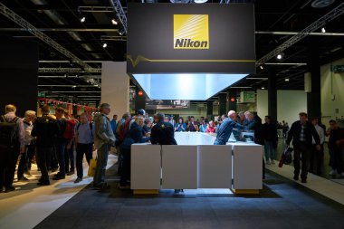COLOGNE, ALMANY - CIRCA EPTEMBER, 2018: Photokina Sergisi 'nde Nikon uzayı. Photokina, Avrupa 'da fotoğraf ve görüntüleme endüstrisi için düzenlenen bir ticaret fuarıdır..