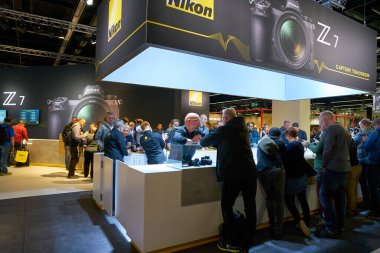 COLOGNE, ALMANY - CIRCA EPTEMBER, 2018: Photokina Sergisi 'nde Nikon uzayı. Photokina, Avrupa 'da fotoğraf ve görüntüleme endüstrisi için düzenlenen bir ticaret fuarıdır..