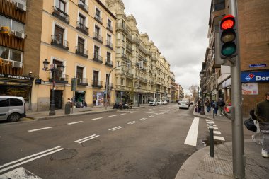 MADRID, İspanya - CIRCA HAZİRANESİ, 2020: Madrid sokak manzarası.