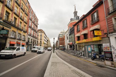 MADRID, İspanya - CIRCA HAZİRANESİ, 2020: Madrid sokak manzarası.