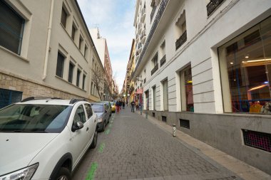 MADRID, İspanya - CIRCA HAZİRANESİ, 2020: Madrid sokak manzarası.