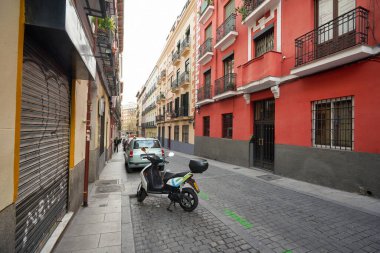 MADRID, İspanya - CIRCA HAZİRANESİ, 2020: Madrid sokak manzarası.