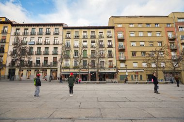 MADRID, İspanya - CIRCA HAZİRANESİ, 2020: Madrid sokak manzarası.