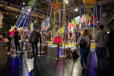 COLOGNE, ALMANY - CIRCA EPTEMBER, 2018: Photokina Sergisi 'ndeki Olympus Perspektif Oyun Alanı' nda atmosfer. Photokina, Avrupa 'da fotoğraf ve görüntüleme endüstrisi için düzenlenen bir ticaret fuarıdır..