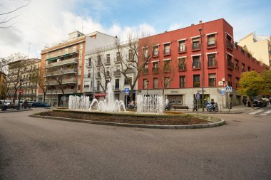 MADRID, İspanya - CIRCA HAZİRANESİ, 2020: Madrid sokak manzarası.