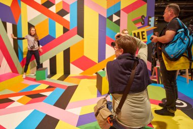 COLOGNE, ALMANY - CIRCA EPTEMBER, 2018: Photokina Sergisi 'ndeki Olympus Perspective Playground' da fotoğraf çeken adam. Photokina, Avrupa 'da fotoğraf ve görüntüleme endüstrisi için düzenlenen bir ticaret fuarıdır..