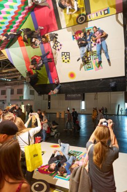 COLOGNE, ALMANY - CIRCA EPTEMBER, 2018: Photokina Sergisi 'ndeki Olympus Perspektif Oyun Alanı' nda atmosfer. Photokina, Avrupa 'da fotoğraf ve görüntüleme endüstrisi için düzenlenen bir ticaret fuarıdır..
