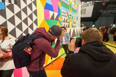 COLOGNE, ALMANY - CIRCA EPTEMBER, 2018: Photokina Sergisi 'ndeki Olympus Perspektif Oyun Alanı' nda atmosfer. Photokina, Avrupa 'da fotoğraf ve görüntüleme endüstrisi için düzenlenen bir ticaret fuarıdır..