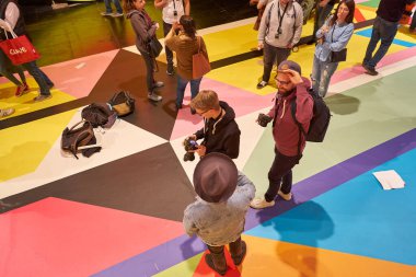 COLOGNE, ALMANY - CIRCA EPTEMBER, 2018: Photokina Sergisi 'ndeki Olympus Perspektif Oyun Alanı' nda atmosfer. Photokina, Avrupa 'da fotoğraf ve görüntüleme endüstrisi için düzenlenen bir ticaret fuarıdır..