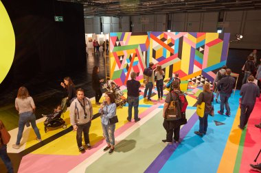 COLOGNE, ALMANY - CIRCA EPTEMBER, 2018: Photokina Sergisi 'ndeki Olympus Perspektif Oyun Alanı' nda atmosfer. Photokina, Avrupa 'da fotoğraf ve görüntüleme endüstrisi için düzenlenen bir ticaret fuarıdır..