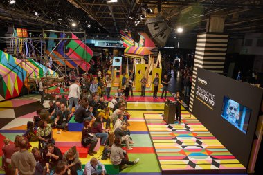 COLOGNE, ALMANY - CIRCA EPTEMBER, 2018: Photokina Sergisi 'ndeki Olympus Perspektif Oyun Alanı' nda atmosfer. Photokina, Avrupa 'da fotoğraf ve görüntüleme endüstrisi için düzenlenen bir ticaret fuarıdır..