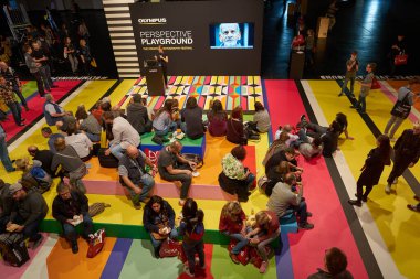 COLOGNE, ALMANY - CIRCA EPTEMBER, 2018: Photokina Sergisi 'ndeki Olympus Perspektif Oyun Alanı' nda atmosfer. Photokina, Avrupa 'da fotoğraf ve görüntüleme endüstrisi için düzenlenen bir ticaret fuarıdır..