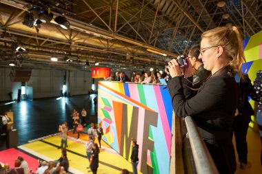 COLOGNE, ALMANY - CIRCA EPTEMBER, 2018: Photokina Sergisi 'ndeki Olympus Perspektif Oyun Alanı' nda atmosfer. Photokina, Avrupa 'da fotoğraf ve görüntüleme endüstrisi için düzenlenen bir ticaret fuarıdır..