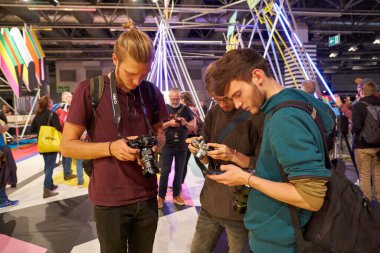 COLOGNE, ALMANY - CIRCA EPTEMBER, 2018: Photokina Sergisi 'ndeki Olympus Perspektif Oyun Alanı' nda atmosfer. Photokina, Avrupa 'da fotoğraf ve görüntüleme endüstrisi için düzenlenen bir ticaret fuarıdır..