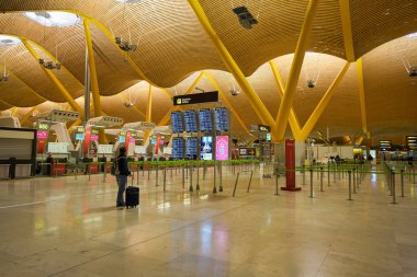 MADRID, İspanya - CIRCA JANUARY, 2020: Madrid-Barajas Havalimanı 'nın ana havalimanı.