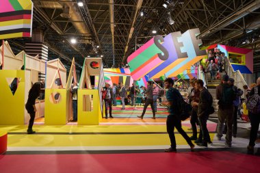 COLOGNE, ALMANY - CIRCA EPTEMBER, 2018: Photokina Sergisi 'ndeki Olympus Perspektif Oyun Alanı' nda atmosfer. Photokina, Avrupa 'da fotoğraf ve görüntüleme endüstrisi için düzenlenen bir ticaret fuarıdır..